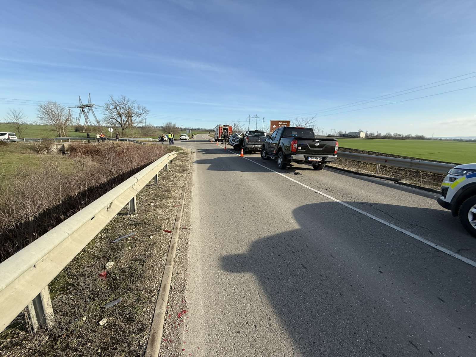 Млада жена загина на място при тежка катастрофа между Макак
