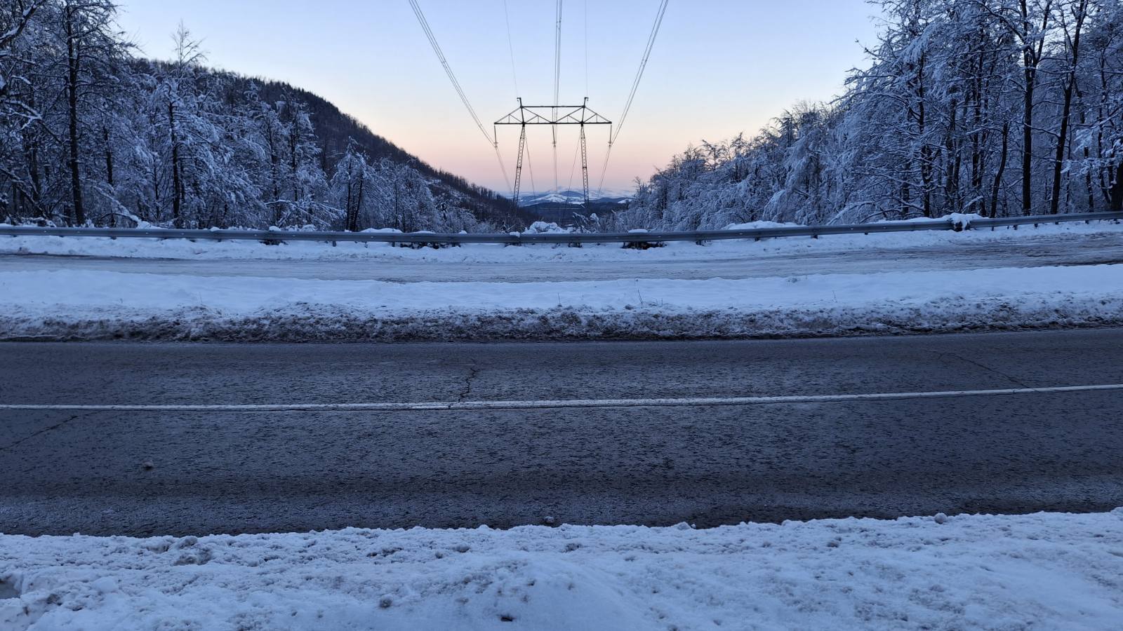 Изключително динамичното време през последните дни усложни пътната обстановка Днес