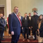 Пеевски в ролята на гид: показа „Музея на сглобката“ на група младежи