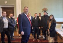 Пеевски в ролята на гид: показа „Музея на сглобката“ на група младежи