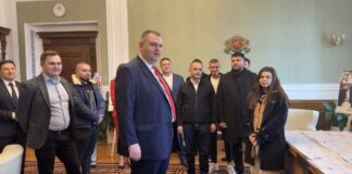 Пеевски в ролята на гид: показа „Музея на сглобката“ на група младежи