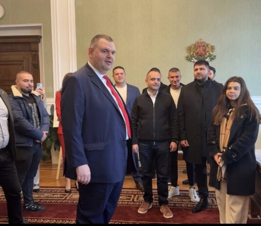 Пеевски в ролята на гид: показа „Музея на сглобката“ на група младежи