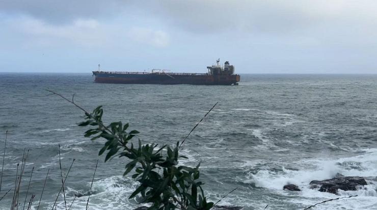 Трима души от десетчленния екипаж на заседналия край Ахтопол танкер