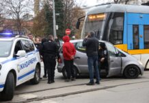 Трамвай и кола се удариха на кръстовището пред Централните хали в София /снимки/