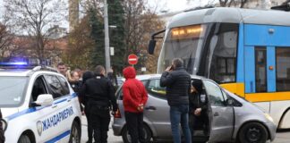 Трамвай и кола се удариха на кръстовището пред Централните хали в София /снимки/