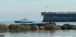 Танкерът „Кайрос“ пое курс към Бургаския залив, теглен от 3 влекача