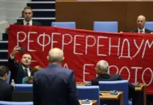 „РефереРендум“: „Възраждане“ разпънаха транспарант с правописна грешка в пленарната зала