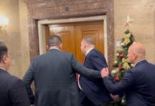 Диви селяндурски изстъпления на Ивайло Мирчев в парламента, крещи и дърпа Пеевски /видео/