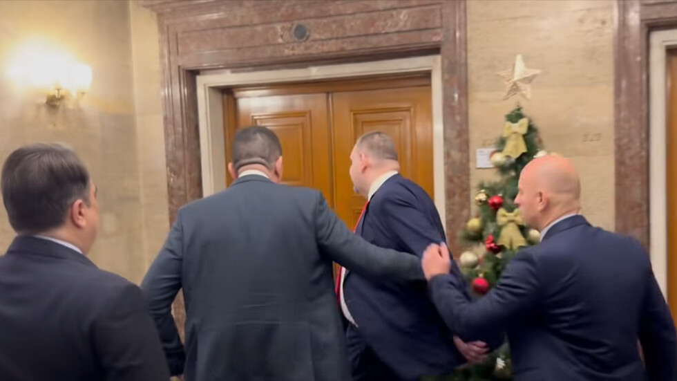 Скандал и физически сблъсък в кулоарите на парламента Да излиза