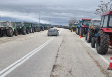 Гръцките фермери отново спряха движението на тирове през пунктовете с България