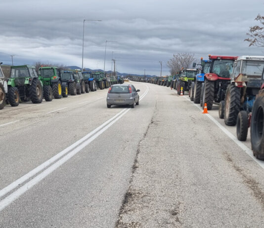 Гръцките фермери отново спряха движението на тирове през пунктовете с България