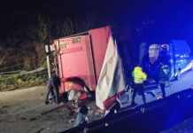 Камион, превозващ пратки, се обърна в Прохода на републиката