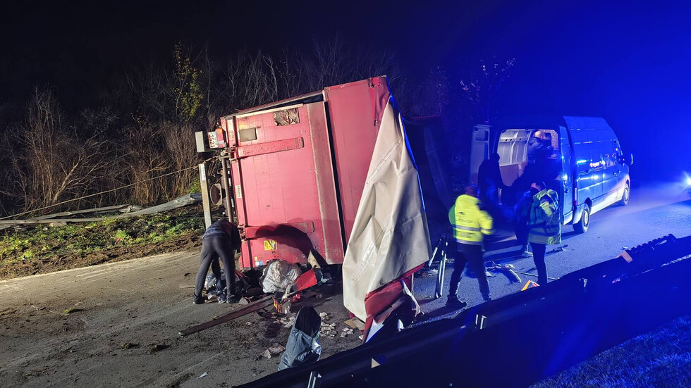 Тир с ремарке се преобърнал край град Дебелец в Прохода