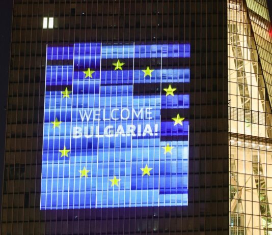 „Добре дошла, България“ грейна върху сградата на ЕЦБ във Франкфурт