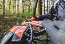 Откриха мъртъв мъж в гора, затиснало го АТВ