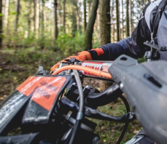 Откриха мъртъв мъж в гора, затиснало го АТВ