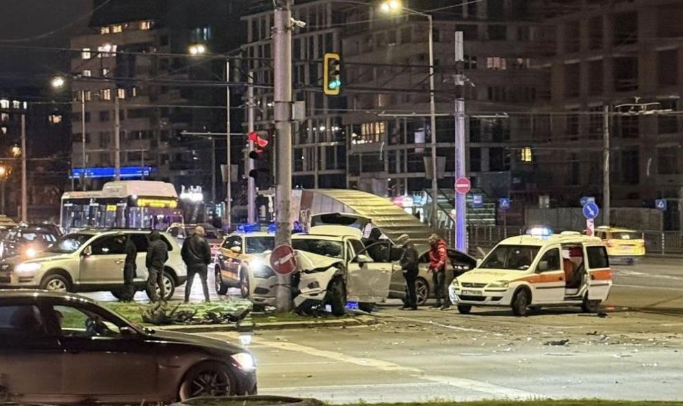 Автомобил е катастрофирал челно в светофарен стълб в столицата За