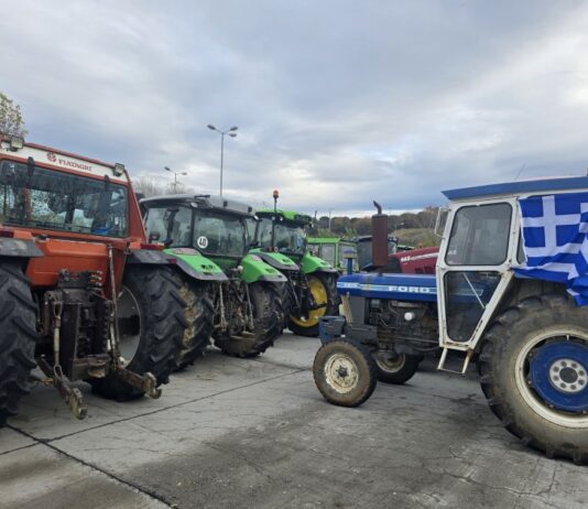 Блокадите на границата с Гърция продължават