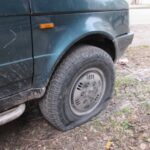 Десетки автомобили осъмнаха с нарязани гуми в столичния квартал „Мотописта”