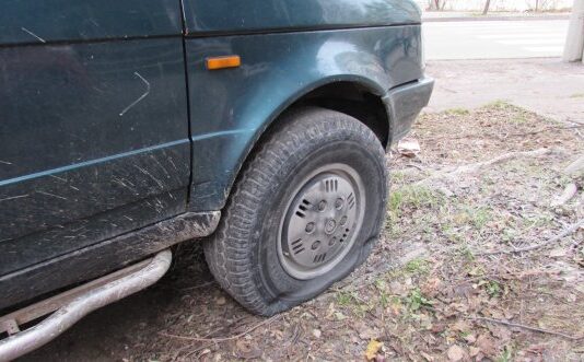 Десетки автомобили осъмнаха с нарязани гуми в столичния квартал „Мотописта”