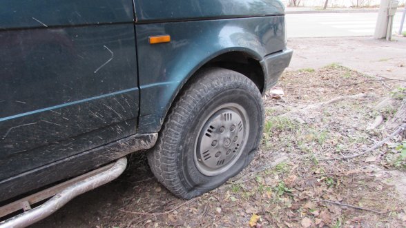 Десетки автомобили осъмнаха с нарязани гуми в столичния квартал Мотописта