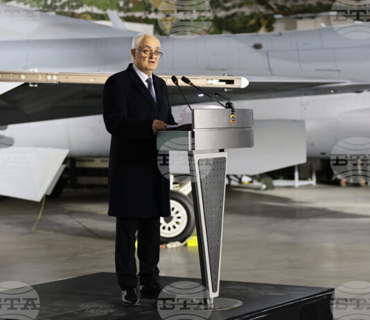 Запрянов представи всичките осем изтребителя Ф-16 на церемония в Граф Игнатиево