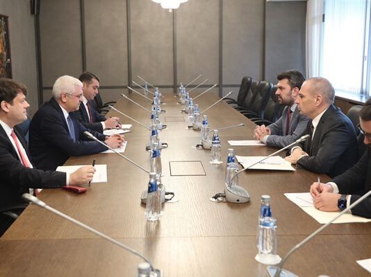 Георг Георгиев и Гроздан Караджов поискаха обяснение от Турция за танкера край Ахтопол