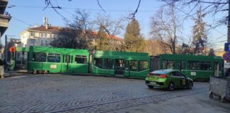 Трамвай дерайлира на площад „Журналист“