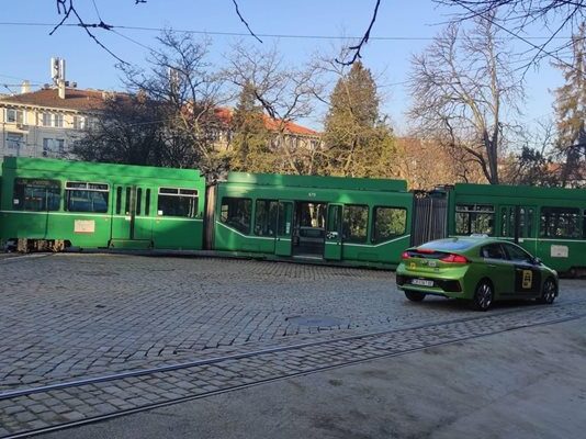 Трамвай дерайлира на площад „Журналист“