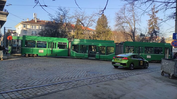 Трамвай дерайлира на столичния площад Журналист стана ясно от кадри