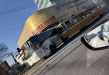 Трамвай и автобус се сблъскаха на бул. „Ситняково“