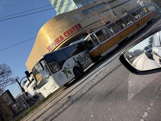 Трамвай и автобус се сблъскаха на столичния бул Ситняково стана