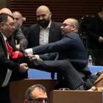 Грозни сцени в парламента: Руди Гела рита и раздава юмруци