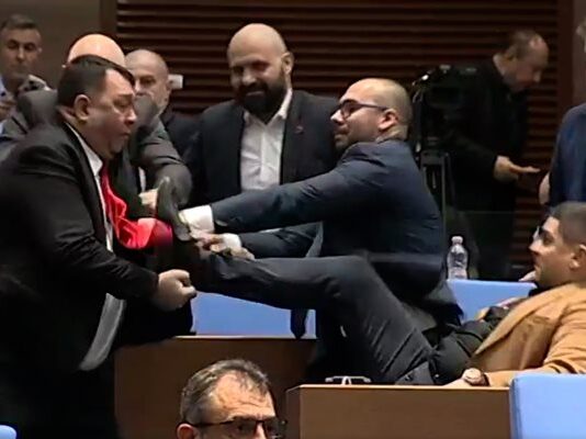 Грозни сцени в парламента: Руди Гела рита и раздава юмруци