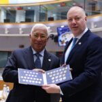 Желязков подари на Коща комплект български евромонети