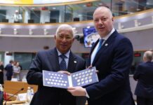 Желязков подари на Коща комплект български евромонети