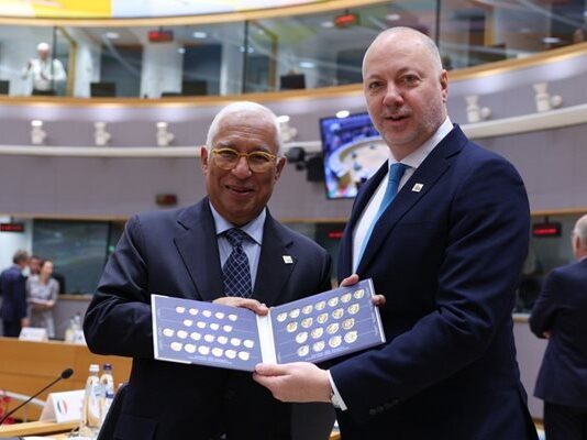 Желязков подари на Коща комплект български евромонети