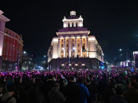 Полезен урок: властта на площада не е власт над площада