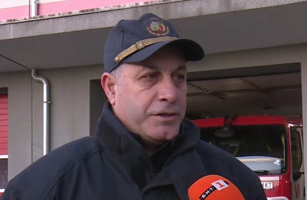 Дърво падна върху движещ се автомобил на семейство от Чехия