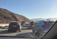 Километрични колони от коли на „Струма“ край Симитли