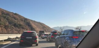 Километрични колони от коли на „Струма“ край Симитли