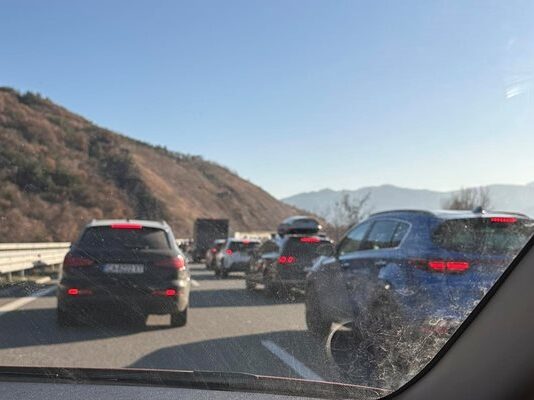 Километрични колони от коли на „Струма“ край Симитли