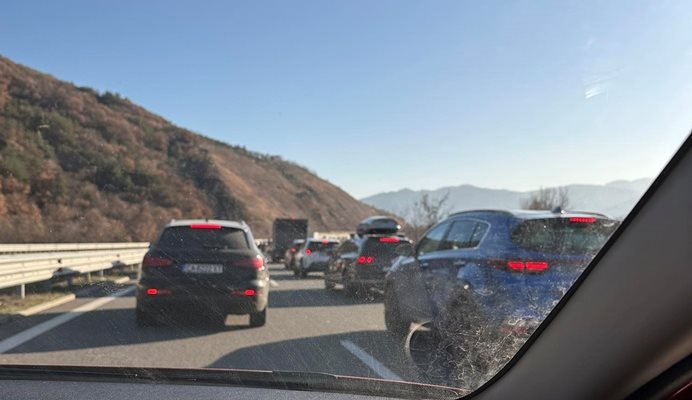 Километрични колони от автомобили се заформиха този следобед в участъка