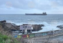 Евакуираха четирима от екипажа на танкера, блокиран в български води