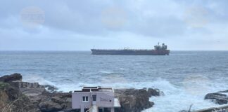 Евакуираха четирима от екипажа на танкера, блокиран в български води