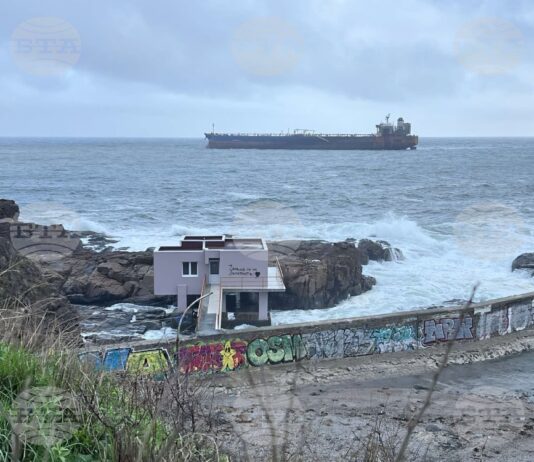 Евакуираха четирима от екипажа на танкера, блокиран в български води