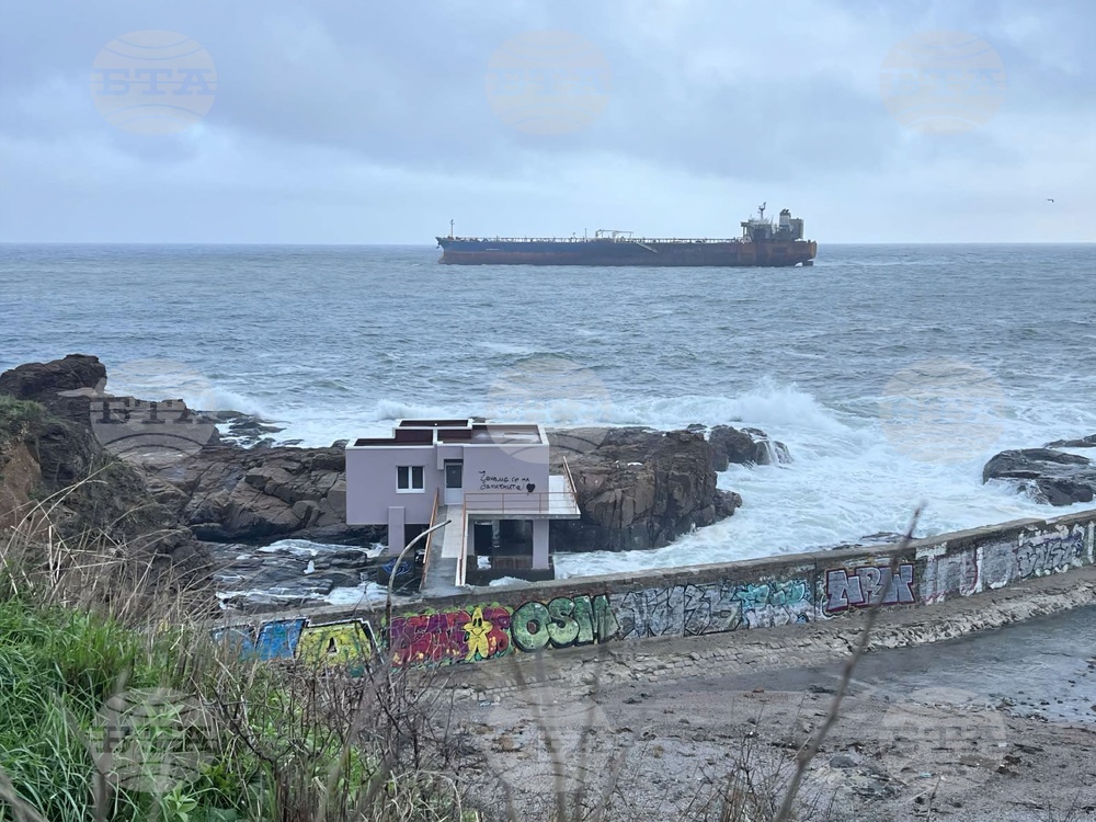 Успешно евакуираха четирима от останалите 7 азиатски моряци на кораба