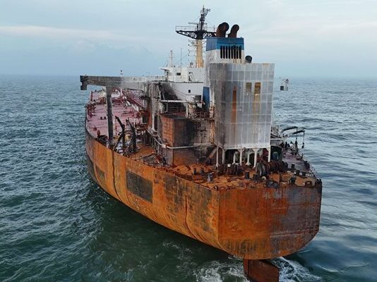 Държавата изпраща провизии и техника на екипажа на танкера „Кайрос“ край Ахтопол