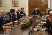 Атанасов пита Радев: С кого разговаряме в момента – с президент или с конкурент