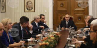 Атанасов пита Радев: С кого разговаряме в момента – с президент или с конкурент